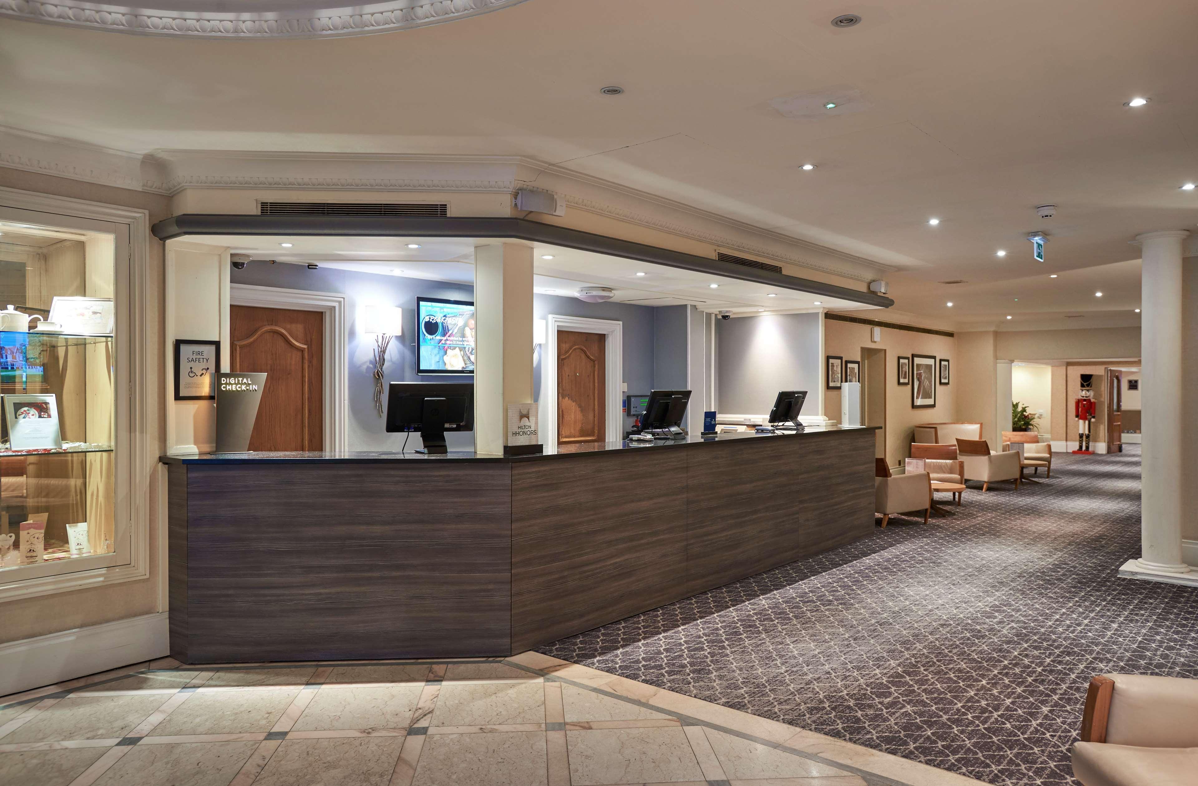 Doubletree By Hilton St. Anne'S Manor Bracknell Exterior foto