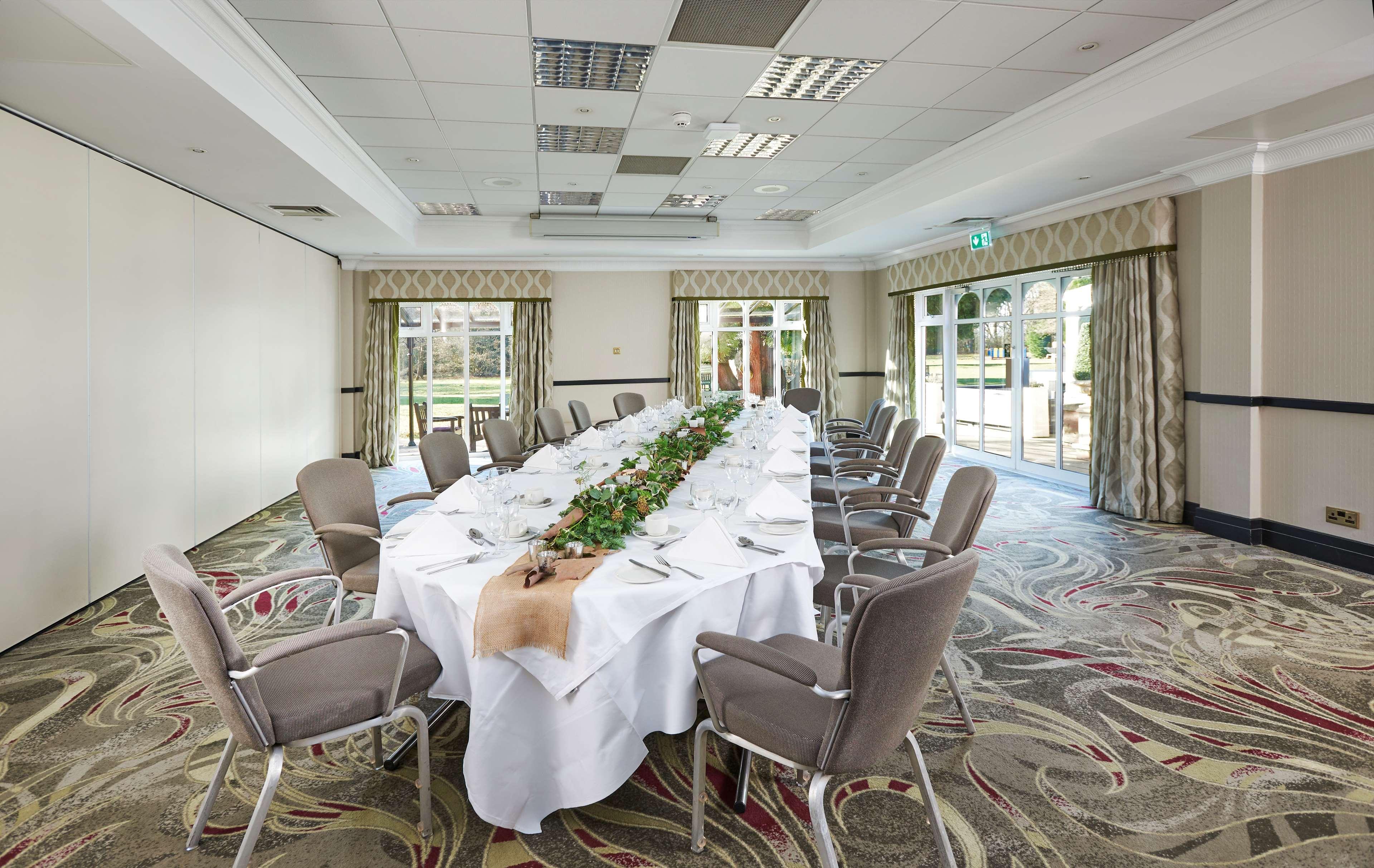 Doubletree By Hilton St. Anne'S Manor Bracknell Exterior foto