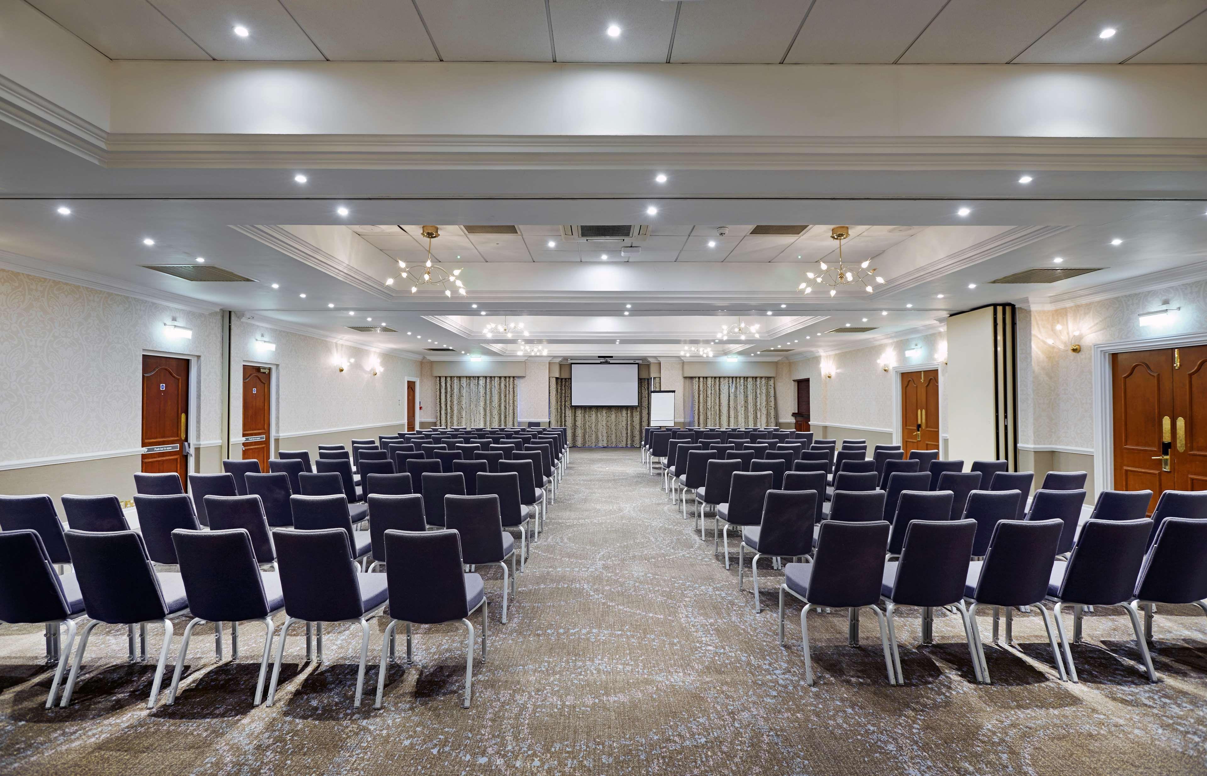 Doubletree By Hilton St. Anne'S Manor Bracknell Exterior foto