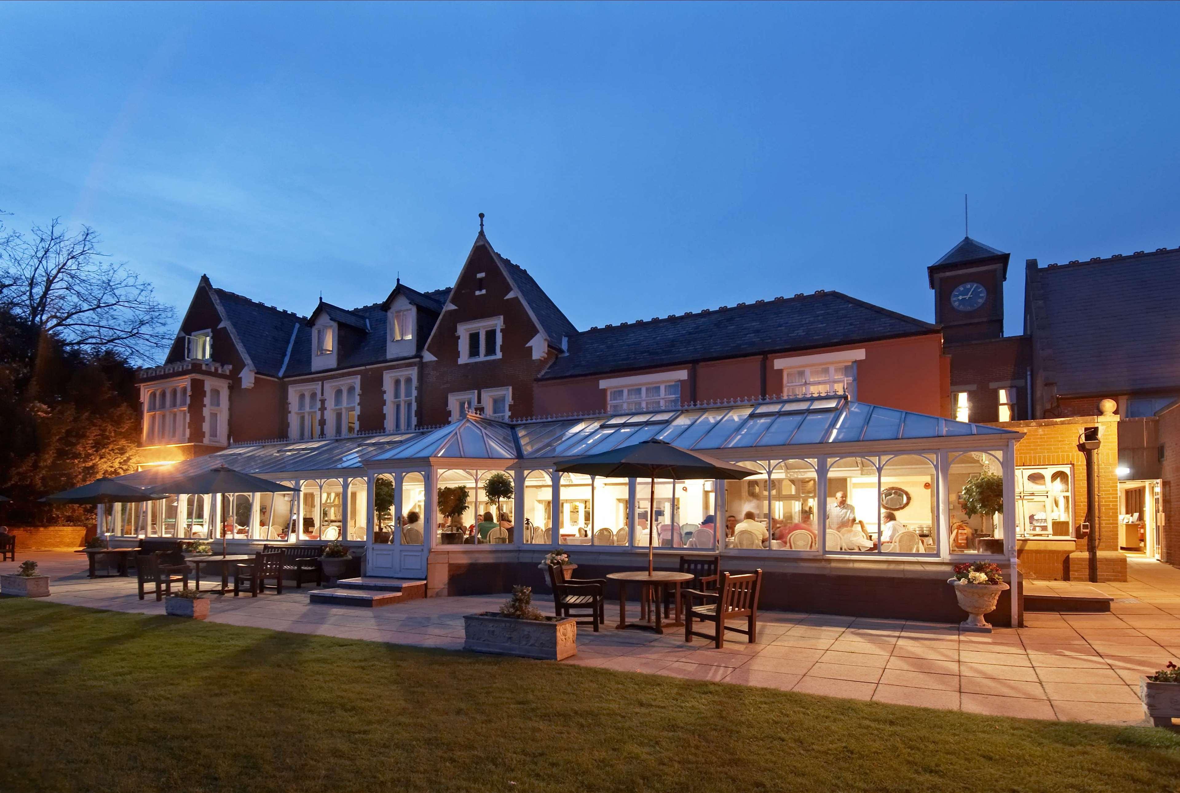 Doubletree By Hilton St. Anne'S Manor Bracknell Exterior foto