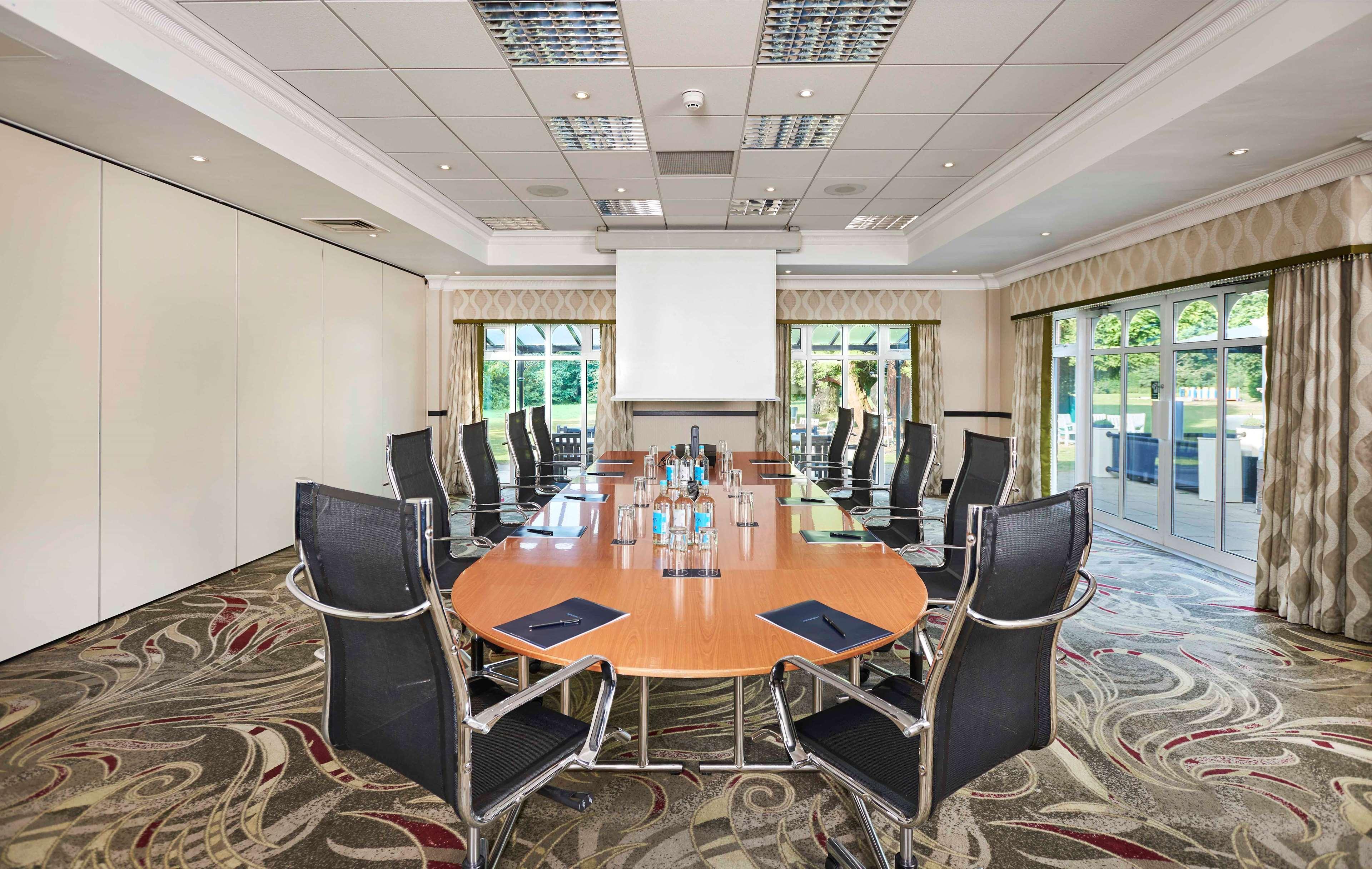 Doubletree By Hilton St. Anne'S Manor Bracknell Exterior foto
