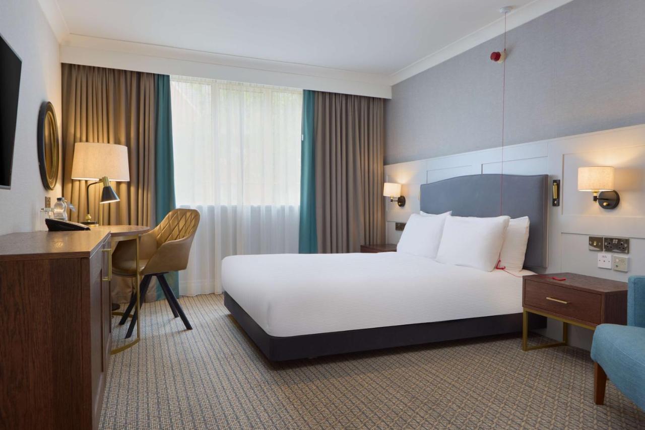 Doubletree By Hilton St. Anne'S Manor Bracknell Exterior foto