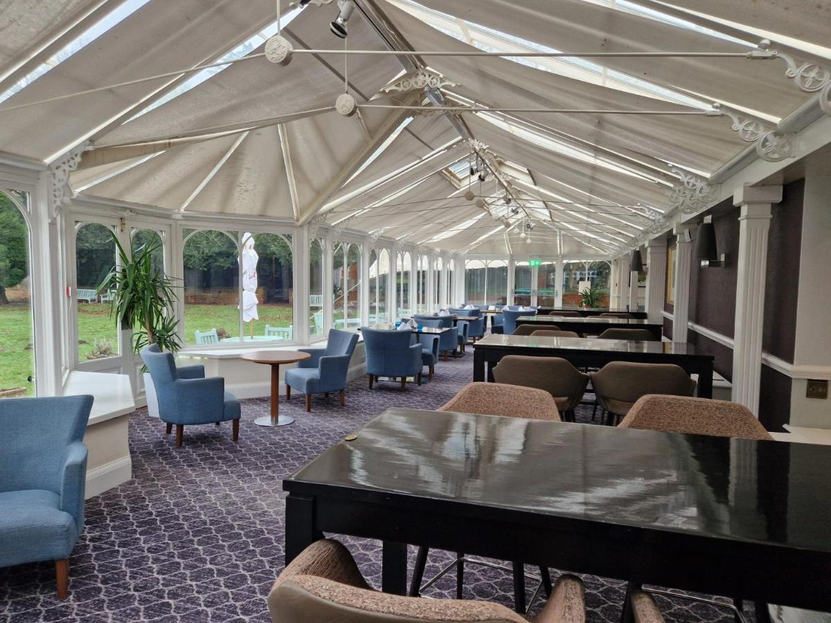Doubletree By Hilton St. Anne'S Manor Bracknell Exterior foto