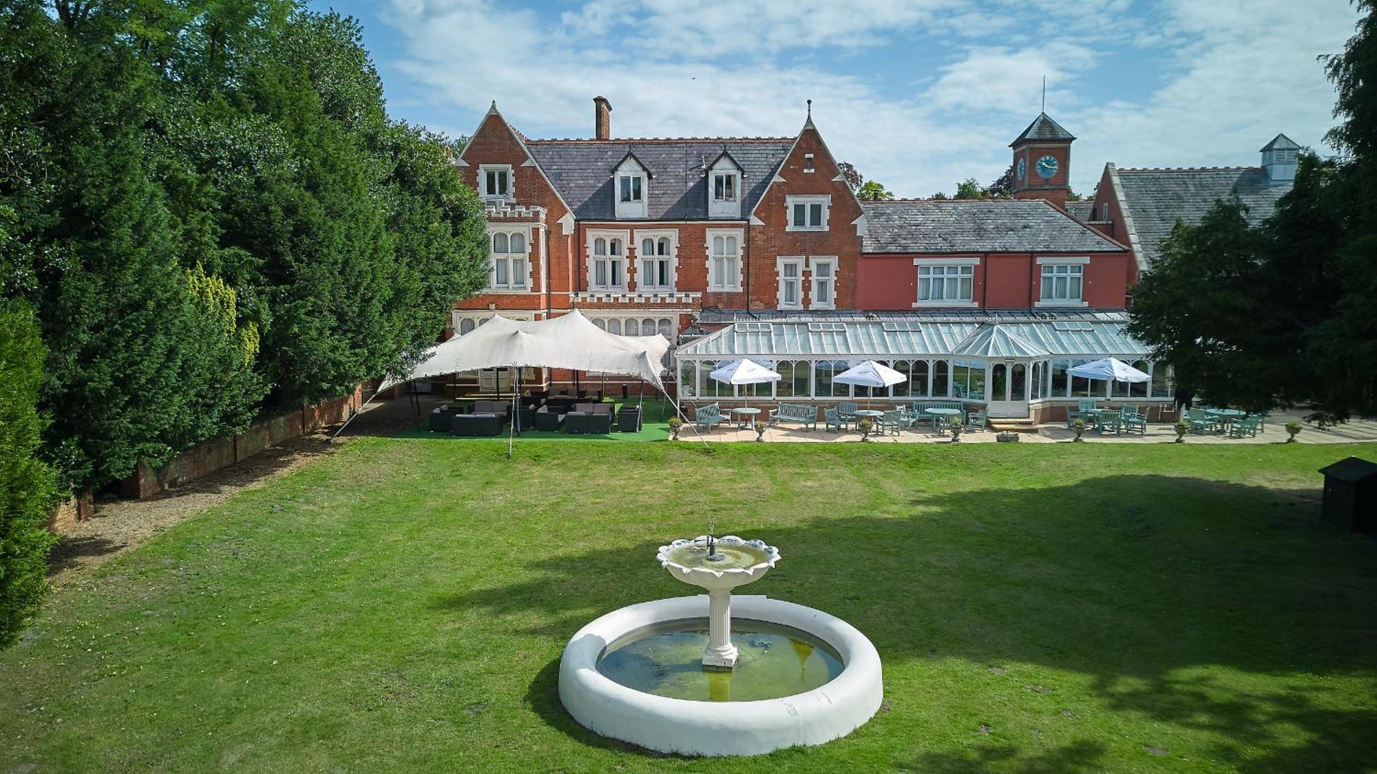 Doubletree By Hilton St. Anne'S Manor Bracknell Exterior foto
