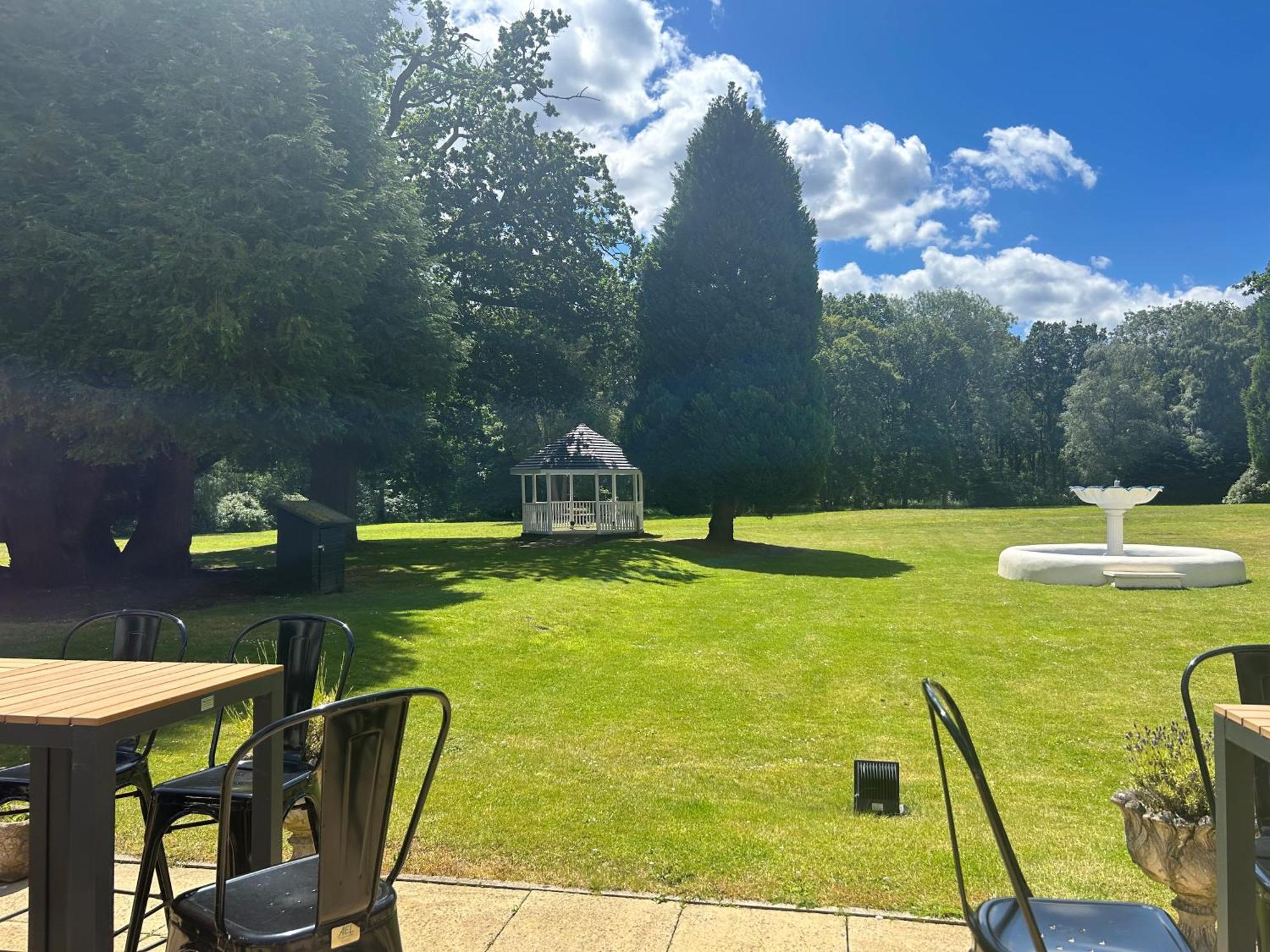 Doubletree By Hilton St. Anne'S Manor Bracknell Exterior foto